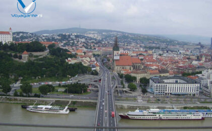 Adembenemend uitzicht over Bratislava vanaf de Most SNP