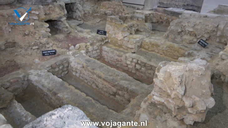 De graven onder de Collegiale Sint-Gertrudiskerk van Nijvel, België