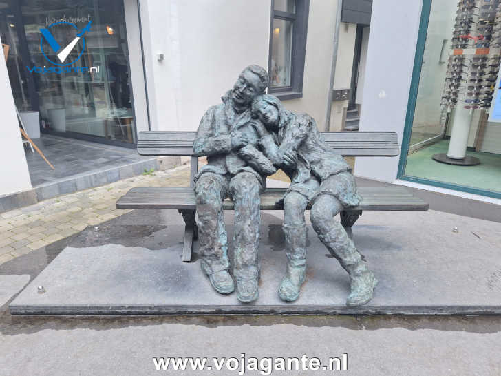 Love-standbeeld in een winkelstraat van Nijvel, België