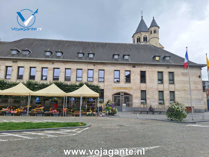 Het stadhuis (Hôtel de Ville) van nijvel, België