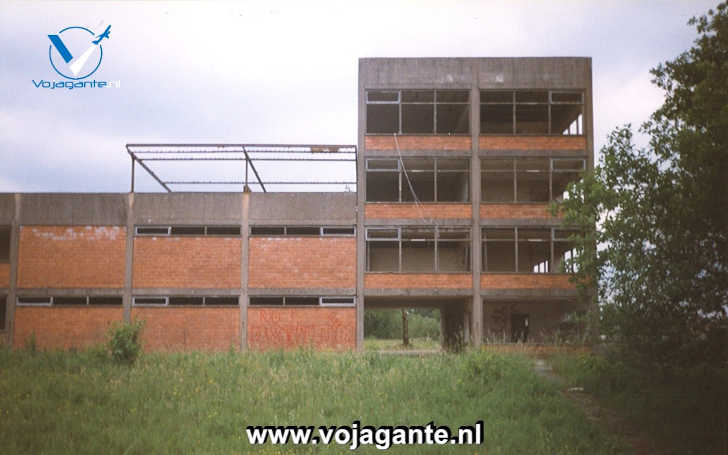 De wedstrijdtoren van het verlaten Formule 1-circuit van Nijvel, België, in 1998