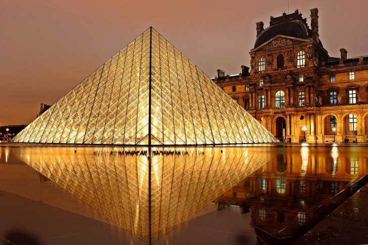 Het Louvre in Parijs bij nacht